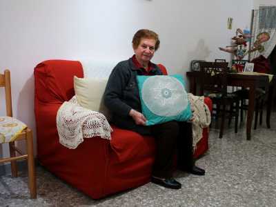 Una di queste operaie era l'83enne Antonia Mariella. L'anziana ci accoglie nella sua abitazione mostrandoci le creazioni pi� belle: un pizzo circolare che ben decora un cuscino turchese...
